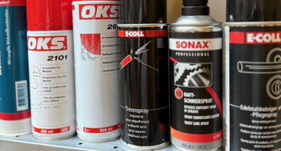 Verschiedene Wartungsprodukte in Spraydosen