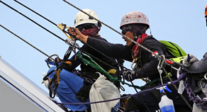 Arbeiter auf Schrägdach angeseilt in Auffanggurten