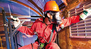 Arbeiter mit Atemschutzmaske