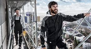 Arbeiter auf einem Gerüst in Berufskleidung