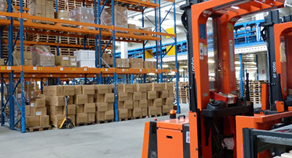 Warenlager mit Gabelstabler