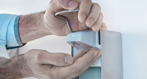 Hände bedienen Seifenspender